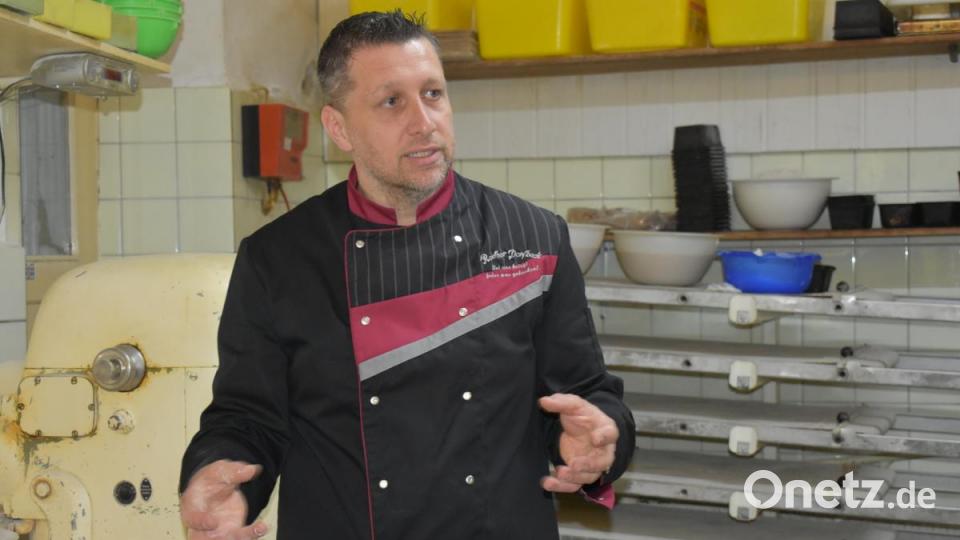 Meisterbäcker Manuel Neugirg vom Reuther Dorfbeck hielt in Kooperation mit der Öko-Modellregion Steinwald seinen ersten Bio-Backkurs. Bild: lue