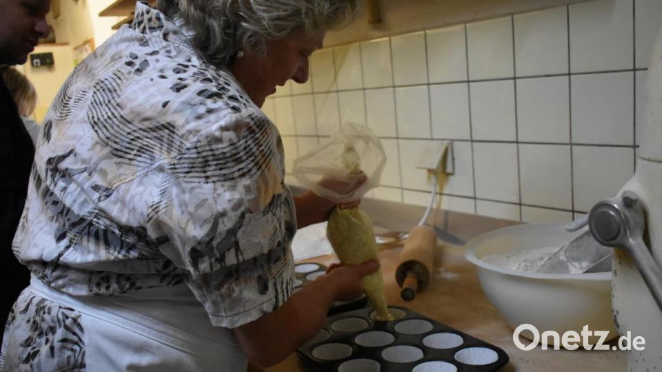 Während der Plunderteig ruht, werden die Muffins vorbereitet. Der Teig dafür kommt in einen Einweg-Spritzbeutel und wird dann von den Teilnehmerinnen in die Formen gefüllt. Bild: lue