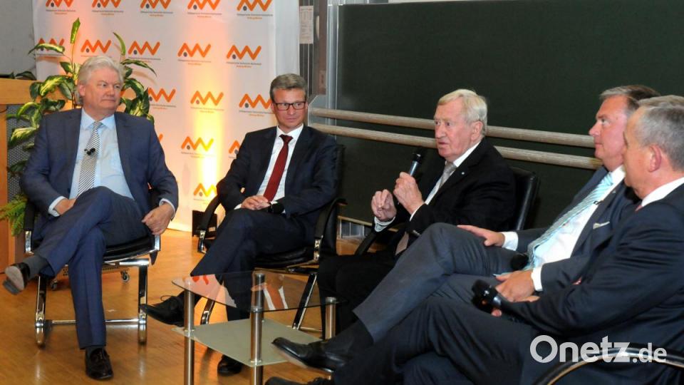 25 Jahre OTH: Die Ehrensenatoren der OTH, Kurt Seggewiß (rechts), Christian Engel (Zweiter von rechts) und Hans Zehetmair (Mitte) diskutierten mit Bernd Sibler (Zweiter von links) über die Hochschule. Moderiert wurde das Ganze von Sigmund Gottlieb. Bild: Stephan Huber