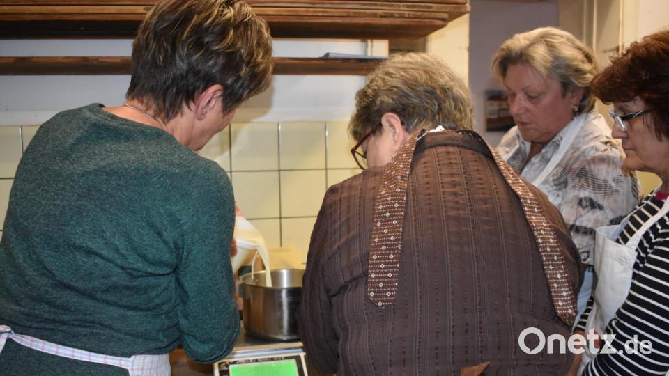 Mit Schürze und Schüsseln bewaffnet, machten sich die Teilnehmerinnen des Bio-Backkurses von Manuel Neugirg an die Zutaten für die Bio-Mohn-Schleifen aus Plunderteig und die Bio-Mohn-Muffins. Bild: lue