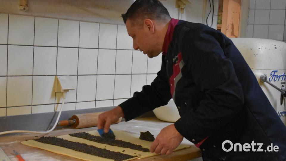 Nachdem der Teig fertig ausgerollt wurde, wird darauf die Mohnschmiere verteilt. Bild: lue