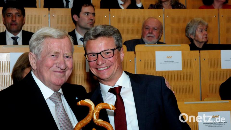 25 Jahre OTH: Zum Festauftakt nach Amberg kamen auch Wissenschaftsminister Bernd Sibler (rechts) und sein Vorgänger Hans Zehetmair, der maßgeblich an der Gründung der Hochschule in Amberg und Weiden beteiligt war. Bild: Stephan Huber