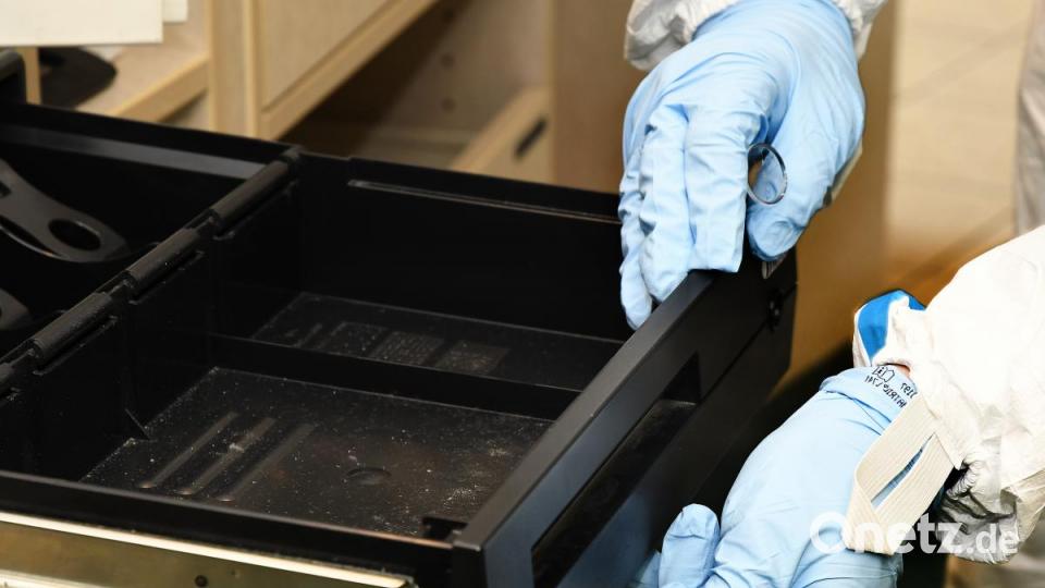 Einbruch in die Kümmersbrucker Schloss-Apotheke. Die Polizei übernimmt die Ermittlungen. Bild: Petra Hartl