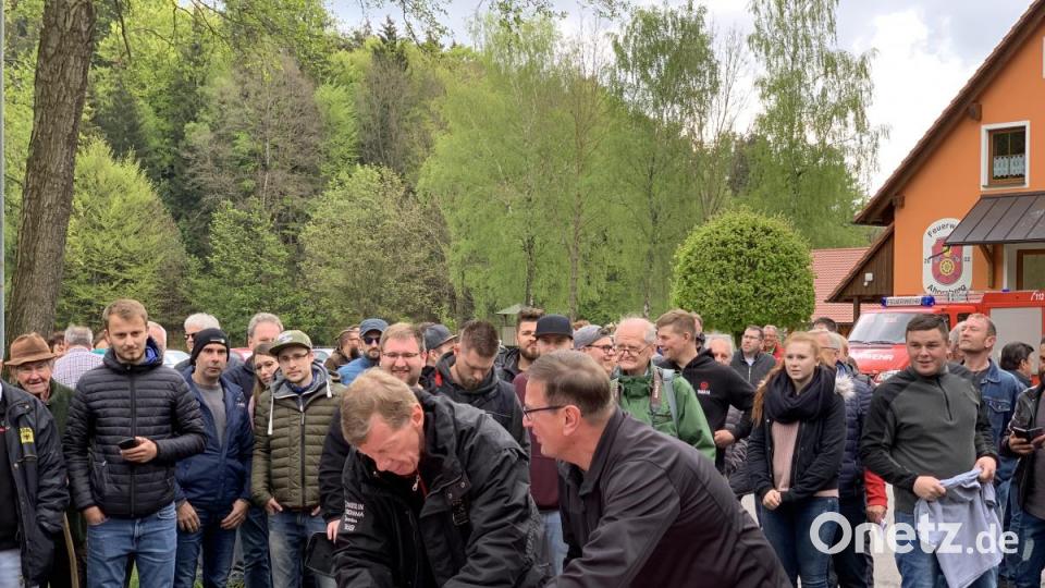 Autogramm aufs T-Shirt? Aber gerne! Walter Röhrl schlägt keinen Wunsch aus. Bild: Michael Ascherl