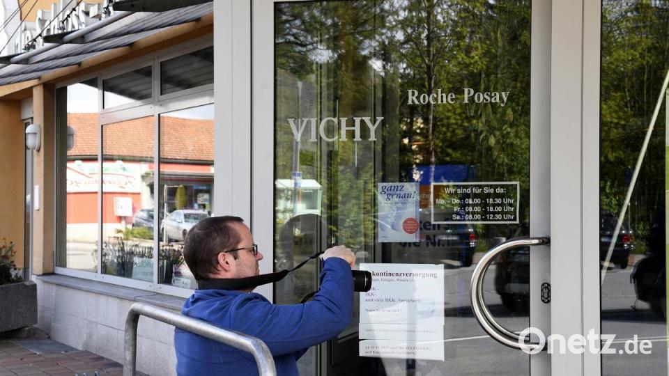 Einbruch in die Kümmersbrucker Schloss-Apotheke. Die Polizei übernimmt die Ermittlungen. Bild: Petra Hartl