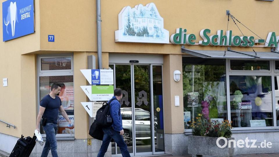 Einbruch in die Kümmersbrucker Schloss-Apotheke. Die Polizei übernimmt die Ermittlungen. Bild: Petra Hartl