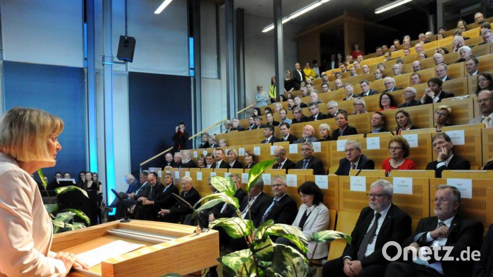 OTH-Präsidentin Klug begrüßt die rund 250 Gäste im Audimax.. Bild: Stephan Huber