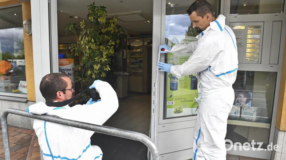 Einbruch in die Kümmersbrucker Schloss-Apotheke. Die Polizei übernimmt die Ermittlungen. Bild: Petra Hartl