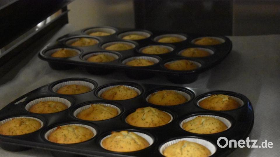 Nachdem die Muffins aus dem Ofen kommen, müssen sie noch kurz abkühlen. Bild: lue