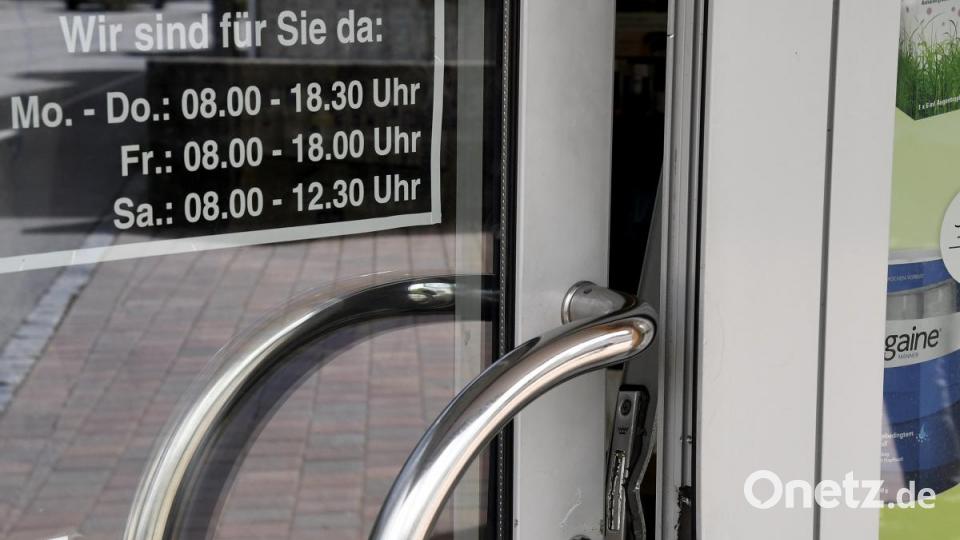 Einbruch in die Kümmersbrucker Schloss-Apotheke. Die Polizei übernimmt die Ermittlungen. Bild: Petra Hartl