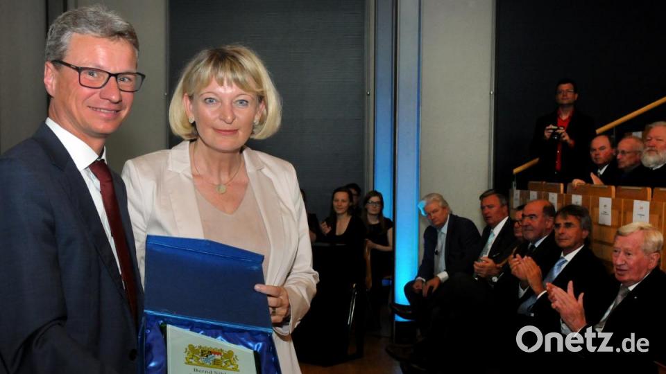 Von Wissenschaftsminister Sibler bekam OTH-Präsidentin Klug ein Geschenk überreicht. Bild: Stephan Huber