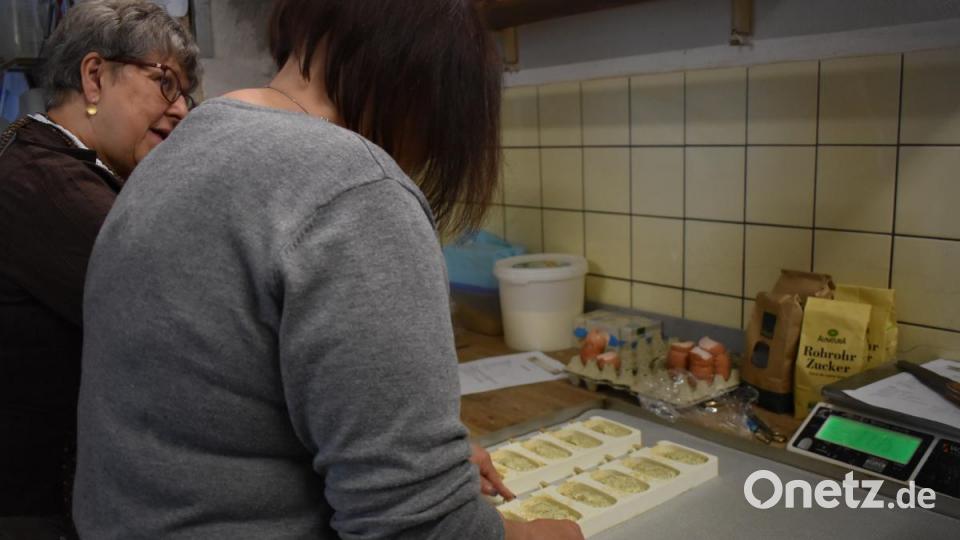 Der Fantasie sind keine Grenzen gesetzt: Anstatt von Muffin-Formen kann der Teig auch in andere Silikonformen gegeben werden. So machen die Teilnehmerinnen auch Kuchen am Stiel. Bild: lue