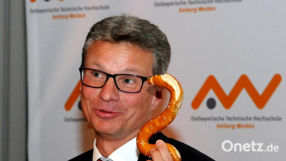 Bernd Sibler hatte seine Freude mit den 25-Jahre-Brezen. Bild: Stephan Huber