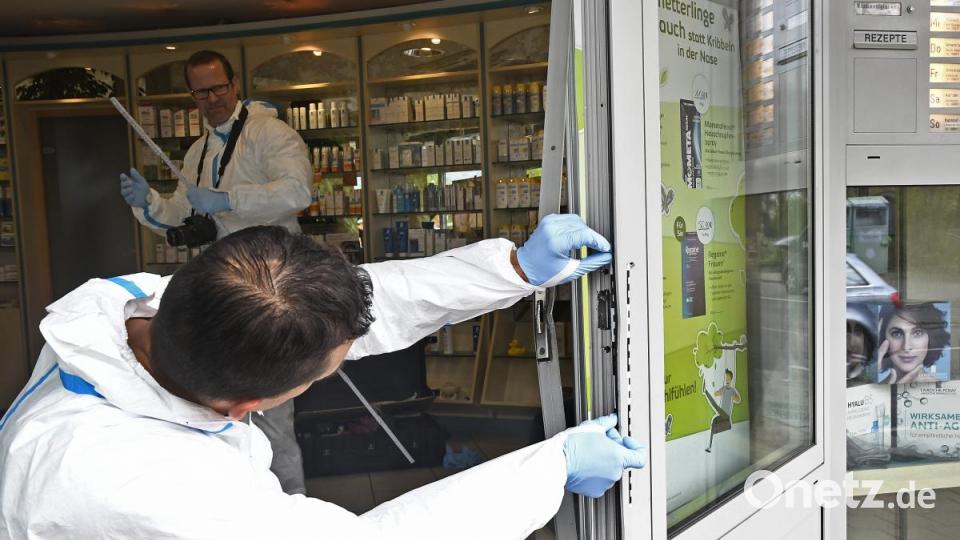 Einbruch in die Kümmersbrucker Schloss-Apotheke. Die Polizei übernimmt die Ermittlungen. Bild: Petra Hartl