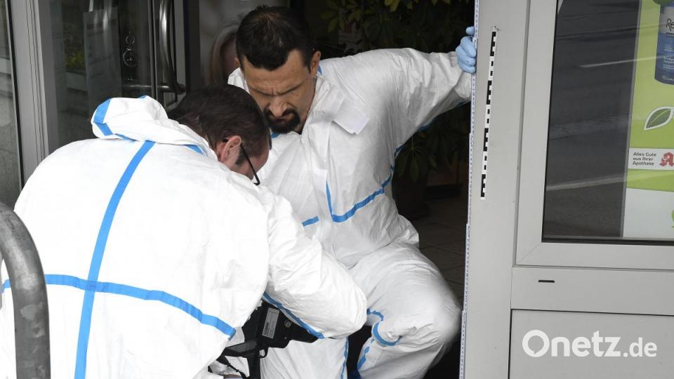 Einbruch in die Kümmersbrucker Schloss-Apotheke. Die Polizei übernimmt die Ermittlungen. Bild: Petra Hartl