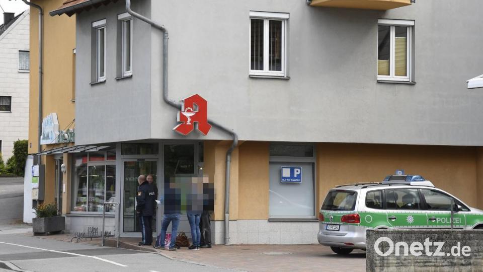 Einbruch in die Kümmersbrucker Schloss-Apotheke. Die Polizei übernimmt die Ermittlungen. Bild: Petra Hartl