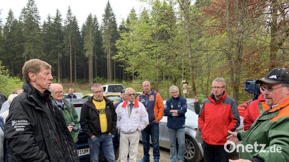 Begeistert von den gepflegten Waldwegen, auf der es leider nicht &quot;fliegen&quot; lassen darf: Walter Röhrl (links) mit einem Fan. Bild: Michael Ascherl
