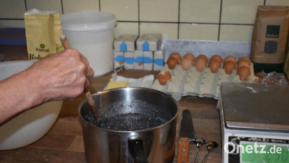Der Mohn kommt zu der Mischung aus Milch, Zucker und Butter: Heraus kommt eine streichbare Schmiere. Bild: lue