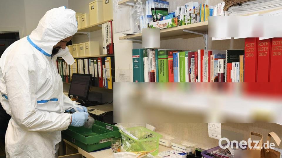 Einbruch in die Kümmersbrucker Schloss-Apotheke. Die Polizei übernimmt die Ermittlungen. Bild: Petra Hartl