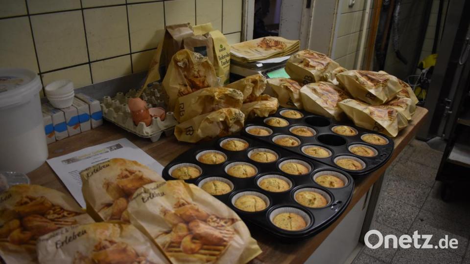 Die fertigen Schleifen und Muffins werden sauber verpackt. Die Teilnehmerinnen nehmen sie mit nach Hause und freuen sich schon auf das probieren. Bild: lue