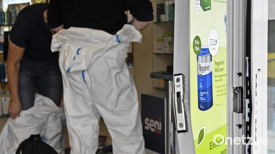 Einbruch in die Kümmersbrucker Schloss-Apotheke. Die Polizei übernimmt die Ermittlungen. Bild: Petra Hartl