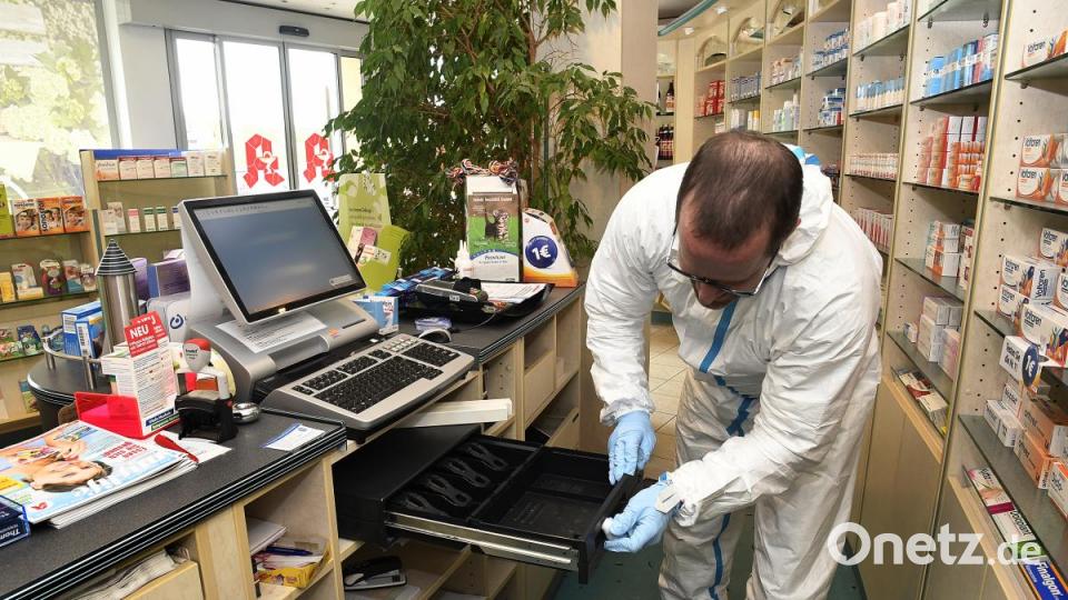 Einbruch in die Kümmersbrucker Schloss-Apotheke. Die Polizei übernimmt die Ermittlungen. Bild: Petra Hartl