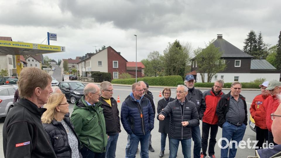 Harald Demuth erklärt den Teilnehmern in Fichtelberg, wo&#039;s später langgeht. Bild: Michael Ascherl