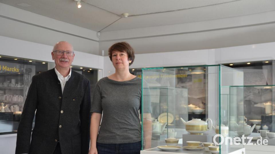 Porzellanikon-Direktor Wilhelm Siemen mit Kuratorin Claudia Zachow in der Ausstellung in Hohenberg an der Eger Bild: olr