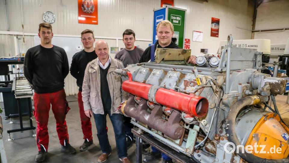 Anton Grauvogl (Mitte) ist Ausbildungsleiter bei Horsch. Er hat dem jungen Team das Projekt übergeben. Auch Ausbildungsmeister Josef Hanauer (rechts) setzt auf die Kreativität der jungen Leute. Der 220-PS-Deutz-Motor (vorne) , der im TerraTrac verbaut war, muss überholt werden. Bild: Hösamer