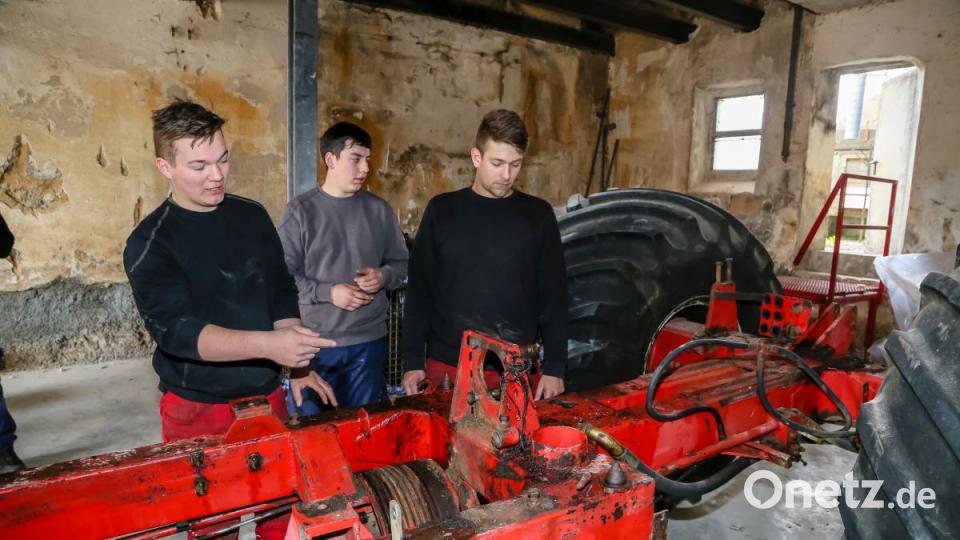 Bis auf das tragende Gestell haben Stefan Fink, Tobias Schöndorfer und Maximilian Weiherer (von links) mit weiteren Kolleginnen und Kollegen, die ebenfalls bei Horsch ihre Ausbildung absolvieren, den TerraTrac zerlegt. Die Teile lagern in einer Halle im Gutsbetrieb. Bild: Hösamer