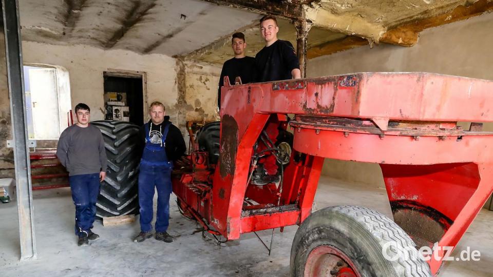 Einen ganz besonderen Oldtimer bringen die Auszubildenden von Horsch am Sitzenhof wieder auf Vordermann. Der dreirädrige TerraTrac (Baujahr 1984) war eine der ersten Entwicklungen des Unternehmens. Tobias Schöndorfer, Ausbilder Josef Hanauer, Maximilian Weiherer und Stefan Fink (von links) haben das Fahrzeug bereits zerlegt. Bild: Hösamer