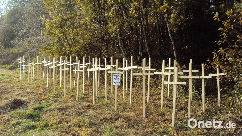 Wer die mahnenden Kreuze aufgestellt hatte, weiß man bis heute nicht. Adalbert Busl, seinerzeit Rektor der Grundschule, war damals überzeugt: &quot;Dies war kein Schabernack, sondern eine Erinnerung an einen 1944 verunglückten Güterzug mit vielen Häftlingen aus dem Konzentrationslager Flossenbürg.&quot; Archivbild: wro