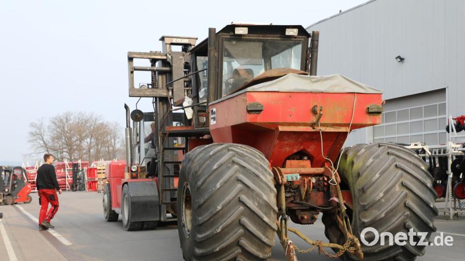 Zur „Sanierung“ wurde das Gerät mit einem Stapler in eine Halle gezogen. Der Vorderreifen war platt. Bild: exb