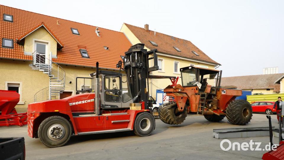 Horsch hat den Terra Trac vor einigen Jahren zurück gekauft und auf dem Werksgelände abgestellt. Zur „Sanierung“ wurde das Gerät mit einem Stapler in eine Halle gezogen. Der Vorderreifen war platt. Bild: exb