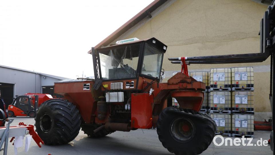 Horsch hat den Terra Trac vor einigen Jahren zurück gekauft und auf dem Werksgelände abgestellt. Zur „Sanierung“ wurde das Gerät mit einem Stapler in eine Halle gezogen. Der Vorderreifen war platt. Bild: exb