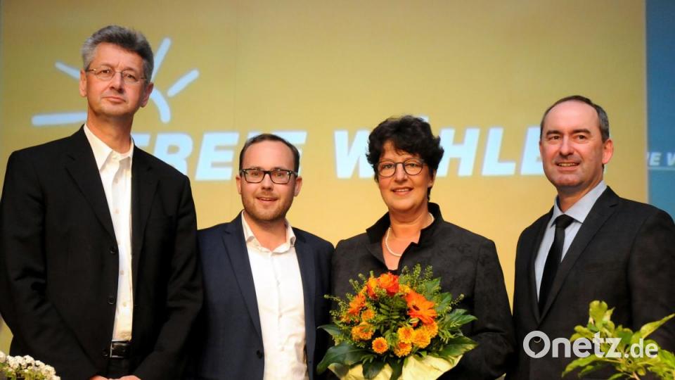 Der scheidende Generalsekretär, Kultusminister Michael Piazolo (von links), der neue stellvertretende Generalsekretär Felix Locke, die neue Generalsekretärin Susanne Enders sowie der Parteichef, Wirtschaftsminister Hubert Aiwanger. Bild: Stephan Huber