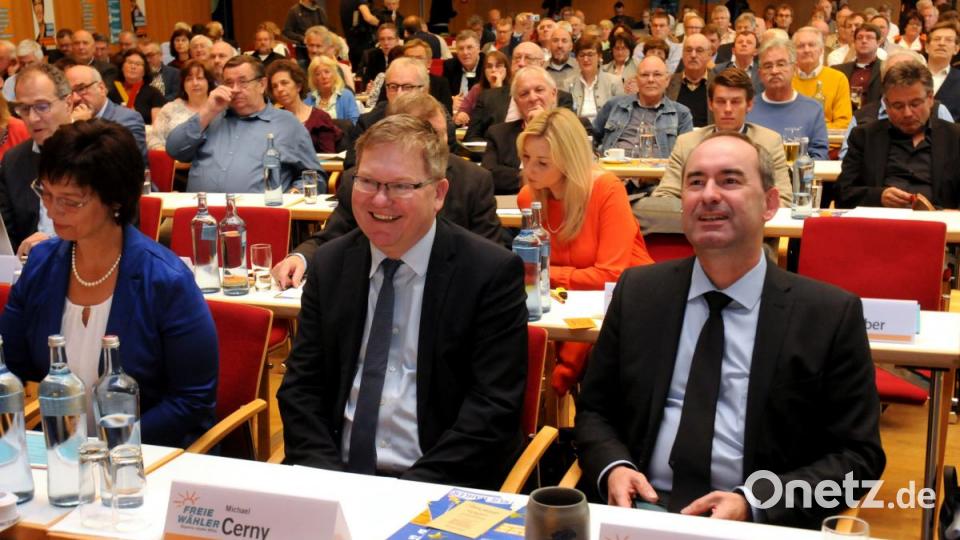 Der Amberger Oberbürgermeister Michael Cerny (CSU, Zweiter von rechts) und FW-Chef Hubert Aiwanger bei der Landesversammlung der Freien Wähler in Amberg. Bild: Stephan Huber