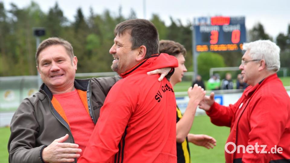 Roland Schregelmann (links), eine Legende beim SV Grafenwöhr, gehörte zu den Gratulanten. Bild: A. Schwarzmeier