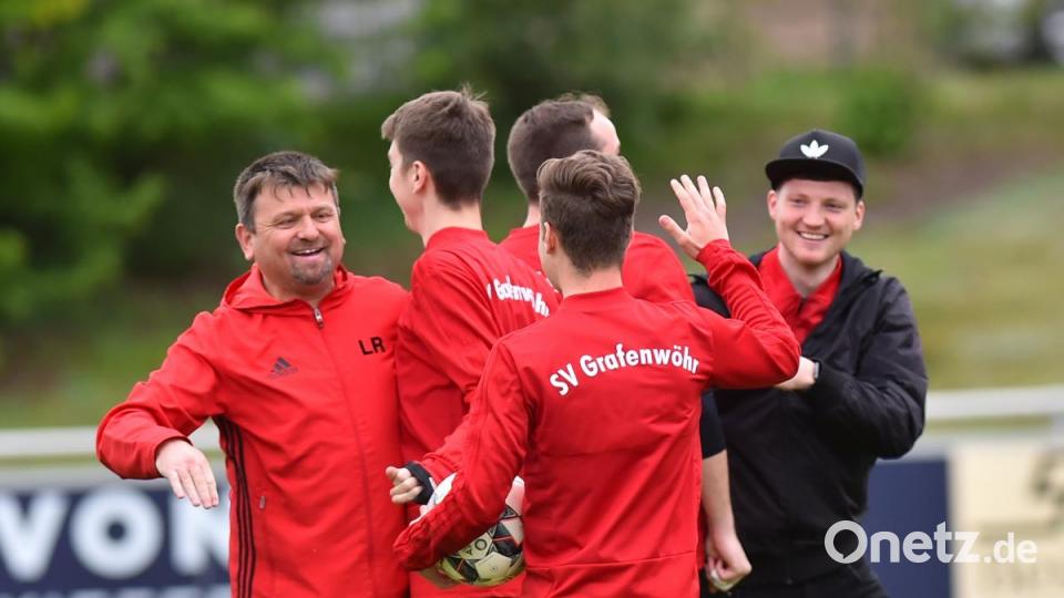 Trainer Roland Lang (links) umarmt seine Spieler nach dem zwischenzeitlichen 2:0. Bild: A. Schwarzmeier