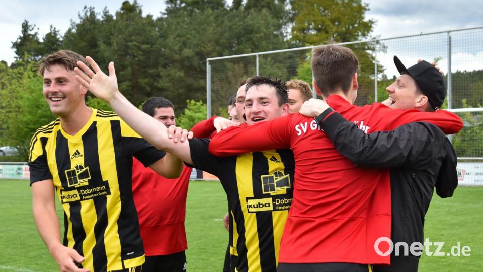 Freude pur bei Patryk Bytomski (Mitte) und seinen Mitspielern. Bild: A. Schwarzmeier
