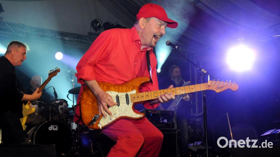 Auftritt der Spider Murphy Gang zur 65 Jahr Feier des FC Rieden im Festzelt. Bild: Stephan Huber