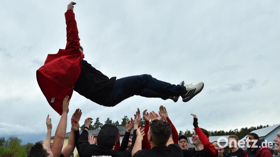 Die Grafenwöhrer Spieler lassen Trainer Roland Lang hochleben. Bild: A. Schwarzmeier