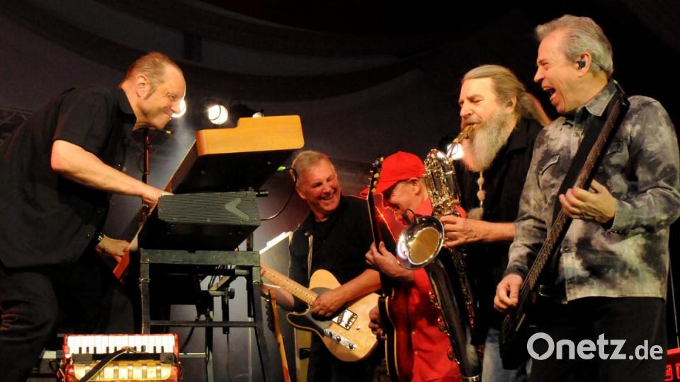 Auftritt der Spider Murphy Gang zur 65 Jahr Feier des FC Rieden im Festzelt. Bild: Stephan Huber