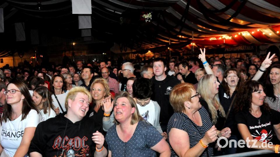 Auftritt der Spider Murphy Gang zur 65 Jahr Feier des FC Rieden im Festzelt. Bild: Stephan Huber