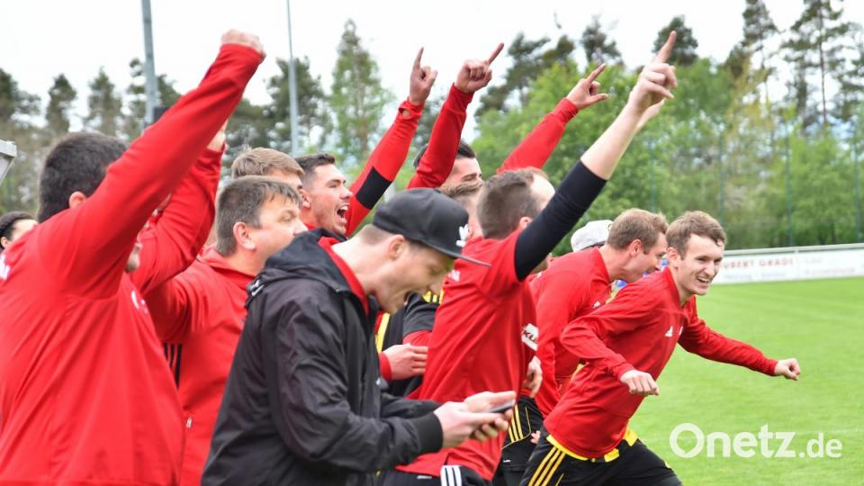 Schlusspfiff und ab zur Sause. Bild: A. Schwarzmeier