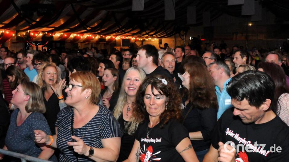 Auftritt der Spider Murphy Gang zur 65 Jahr Feier des FC Rieden im Festzelt. Bild: Stephan Huber