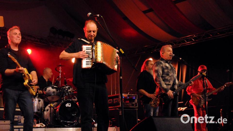 Auftritt der Spider Murphy Gang zur 65 Jahr Feier des FC Rieden im Festzelt. Bild: Stephan Huber