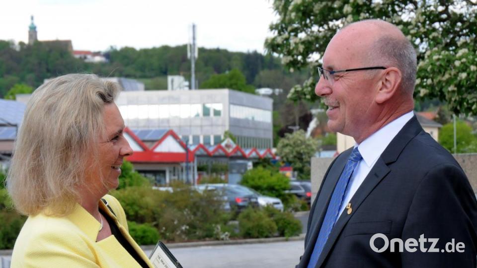 Handschlag vor dem ACC: Sozialministerin Kerstin Schreyer (CSU) und Lebenshilfe-Vorsitzender Eduard Freisinger. Bild: Stephan Huber