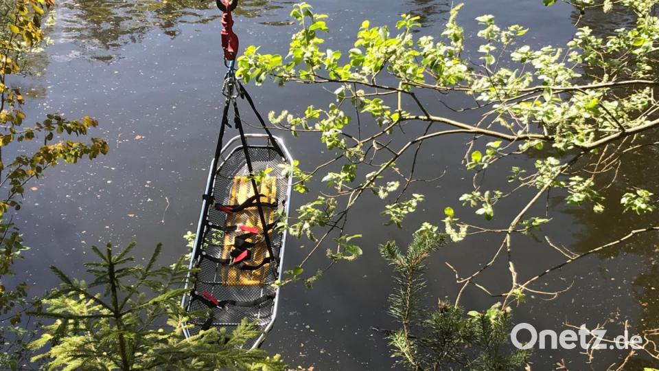 Polizeitaucher suchen bei Waldkirch nach Monika Frischholz. Bild: Gabi Schönberger