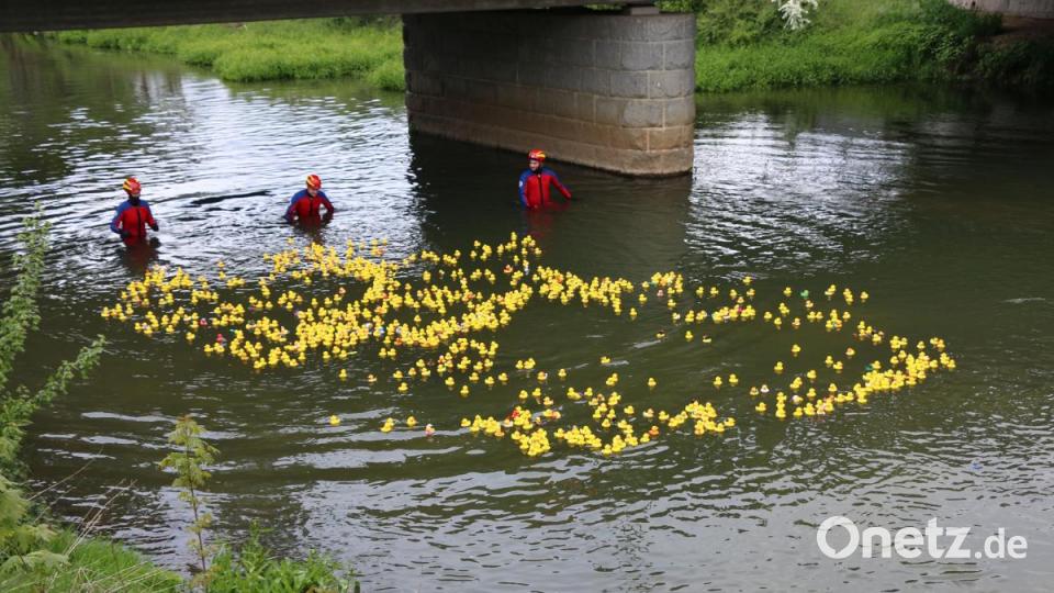 Rettungsschwimmer der Wasserwacht Vilstal-Kümmersbruck begleiten die Rennenten auf der Vils bis ins Ziel. Bild: riw